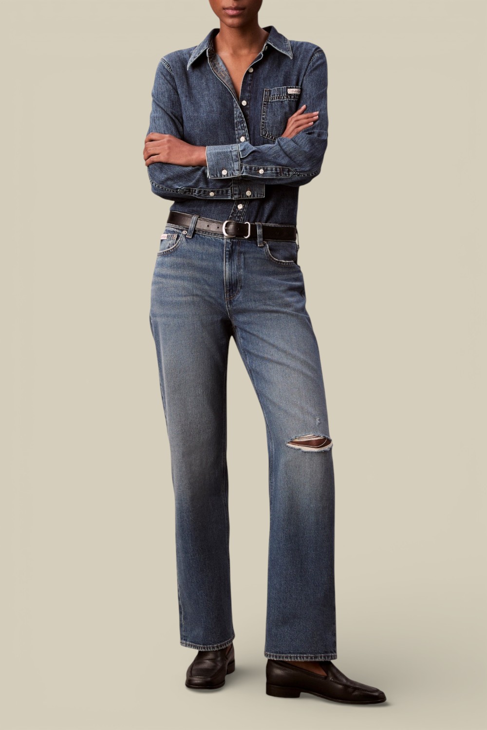 תמונת כל הלוק של חולצת ג'ינס מכופתרת